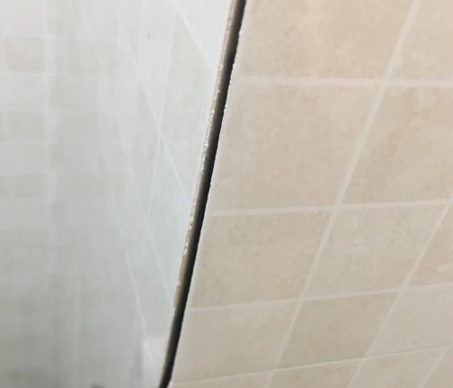 千阳瓷砖空鼓维修公司分享阳台瓷砖脱落的修复过程可以分为以下几个步骤