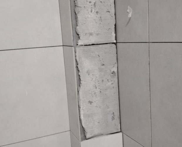 千阳瓷砖空鼓维修公司分享下瓷砖施工前基层浇水润湿程度不足，可能导致以下问题